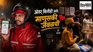 Zomato delivery partner delivering food to hungry NEET-UG protesters at Jantar Mantar in Delhi