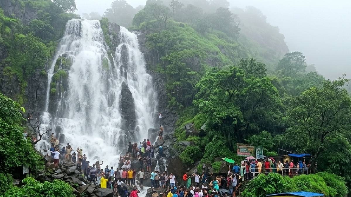 Amboli Ghat Monsoon Tourism: Heavy Traffic at Waterfalls | आंबोली घाटात  पर्यटकांची गर्दी