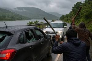 Bhavali Dam tourist attack incident in Nashik Igatpuri | Smashed car of tourists attacked by goons at Bhavali Dam