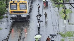 मध्य रेल्वेच्या पूर्व पावसाळी कामांबाबत प्रश्न; दरड कोसळून रेल्वे सेवा ठप्प