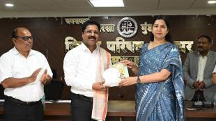 Palghar tribal students sports training | JSW Foundation sports school Palghar | Vinval Ashram Shala sports school | Maharashtra tribal athletes Olympic training program Image Caption- पालघर जिल्ह्यातील आदिवासी विद्यार्थ्यांच्या क्रीडा कौशल्यांना वाव देण्यासाठी आयोजित कार्यशाळेत मार्गदर्शन करताना जिल्हाधिकारी डॉ. इंदुराणी जाखड, खासदार डॉ. हेमंत सवरा व अन्य मान्यवर.