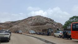 ‘माझे बाबा सापडले का?’ मोशी कचरा डेपोतील ढिगाऱ्याबाहेर वामन कसबे यांच्या मुलीची आर्त हाक
