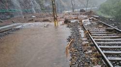 कर्जत-लोणावळा घाटात भूस्खलन, मध्य रेल्वेची वाहतूक विस्कळीत, अनेक गाड्या रद्द आणि वळवण्यात आल्या