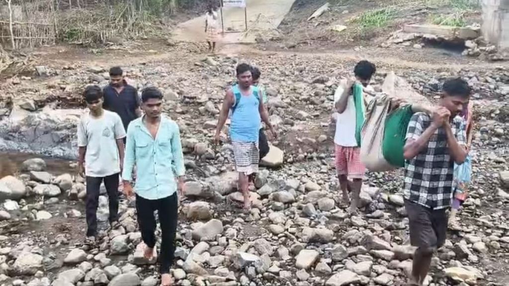 Nandurbar Pregnant Woman Carried in Bamboo Zoli | Taloda Tribal Area Lack of Roads and Bridges | नंदुरबार गर्भवती महिला झोळी प्रवास | तळोदा निझरी नदी अपूर्ण पूल आदिवासी भाग Nandurbar Pregnant Woman Carried in Bamboo Zoli | Taloda Tribal Area Lack of Roads and Bridges | नंदुरबार गर्भवती महिला झोळी प्रवास | तळोदा निझरी नदी अपूर्ण पूल आदिवासी भाग