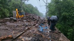 Mumbai Pune Railway Updates : सलग दुसर्‍या दिवशी मुंबई-पुणे रेल्वे वाहतूक विस्कळीत; १४ गाड्या रद्द, अनेक गाड्यांचे मार्ग बदलले