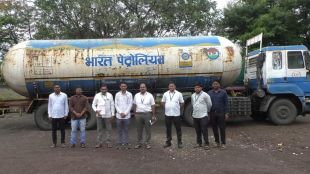 Dhule LPG Racket Raid on highway dhaba | Illegal Gas Cylinder Refilling scam busted in Maharashtra | धुळे एलपीजी गॅस रॅकेट धाड | अवैध गॅस सिलिंडर रिफिलिंग जप्त टँकर पिंपळनेर