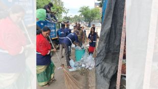 PMC workers cleaning Pune Palkhi Marg overnight | 271 ton waste collected from Sant Dnyaneshwar Tukaram Palkhi route | पुणे महापालिका पालखी मार्ग स्वच्छता मोहीम | २७१ टन कचरा गोळा करणारे ११२० मनपा कर्मचारी