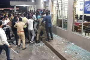 Jalgaon love marriage clash at MIDC police station | Violence and vandalism during family dispute in Jalgaon | जळगाव लव्ह मॅरेज राडा एमआयडीसी पोलीस ठाणे | पोलीस ठाण्यात तोडफोड आणि दोन्ही कुटुंबीयांचा वाद जळगाव