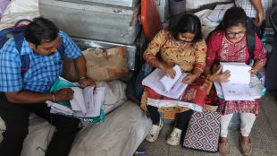 College students help BLO in Pune voter list revision program | Pune district election commission special intensive revision drive updates | पुणे मतदारयादी पुनरीक्षण तांत्रिक कामे | विद्यार्थ्यांचा बीएलओंना मदतीचा हात पुणे जिल्हा निवडणूक मोहीम