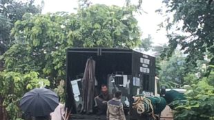 Gondia bear rescue operation by expert team members | Forest department wildlife news covering bear cage capture in Gondia | गोंदिया अस्वल रेस्क्यू ऑपरेशन आणि नागरिकांची गर्दी | वन विभाग वन्यजीव बातमी अंतर्गत अस्वलाची सुखरूप सुटका