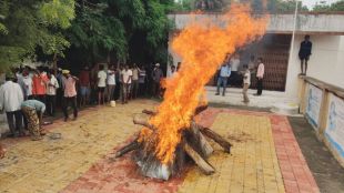 Yavatmal Maregaon Funeral Gram Panchayat | Madanapur Crematorium Issue Protest Yavatmal | यवतमाळ मारेगाव अंत्यसंस्कार ग्रामपंचायत | मदनापूर स्मशानभूमी प्रश्न आंदोलन