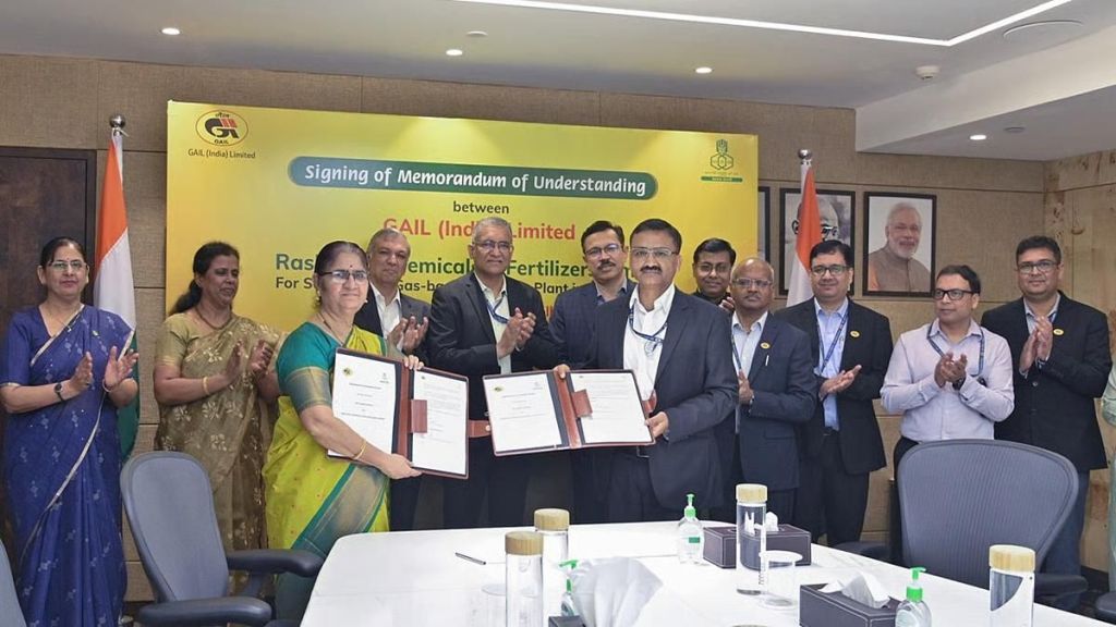 Savner Fertilizer Plant Nagpur industrial site | GAIL RCF MoU Vidarbha signing ceremony | सावनेर नागपूर खत प्रकल्प गेल आरसीएफ करार | विदर्भ औद्योगिक विकास आणि रोजगार निर्मिती Savner Fertilizer Plant Nagpur industrial site | GAIL RCF MoU Vidarbha signing ceremony | सावनेर नागपूर खत प्रकल्प गेल आरसीएफ करार | विदर्भ औद्योगिक विकास आणि रोजगार निर्मिती