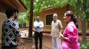 Umesh Kamat Priya Bapat Gadchiroli visit news | Umesh Kamat Priya Bapat with Dr Abhay Bang at SEARCH Shodhgram | उमेश कामत प्रिया बापट गडचिरोली भेट | सर्च शोधग्राम डॉक्टर अभय बंग उमेश प्रिया