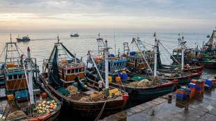 maharashtra fishing ban updates | deep sea fishing permission eez | mumbai fishing harbor trawlers | regional waters fishing restriction till august 15