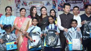 mira bhayandar municipal school students | mbmc educational material distribution | mayor dimple mehta | municipal commissioner radha binod sharma