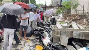 vasai heavy rain wall collapse accident | vasai virar flood situation updates | society compound wall damage near mumbai | monsoon damage to vehicles maharashtra