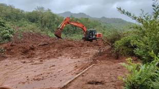 mumbai goa highway landslide update | khed khati landslide news | ratnagiri traffic update today | maharashtra highway news update