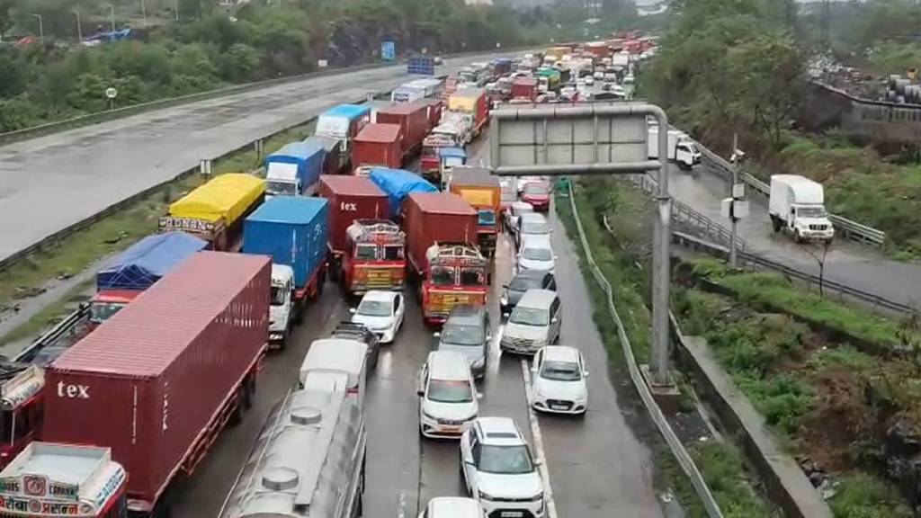 Mumbai Pune Expressway Closed Traffic Update | Landslide in Maval Patan Village | NDRF Rescue Operation Pune | Heavy Rain in Pune Maharashtra | Old Mumbai Pune Highway Landslide Mumbai Pune Expressway Closed Traffic Update | Landslide in Maval Patan Village | NDRF Rescue Operation Pune | Heavy Rain in Pune Maharashtra | Old Mumbai Pune Highway Landslide