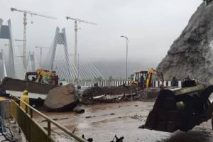 Mumbai Pune Expressway Landslide spot near tunnel | Act of God Rains MSRDC authority inspection | मुंबई पुणे एक्सप्रेसवे दरड दुर्घटना | मुसळधार पावसामुळे दरड कोसळली एमएसआरडीसी