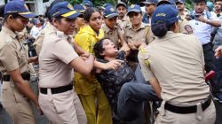 पहाटे २:४५ वाजता पोलिसांची नोटीस; मुंबईत ९०० ‘नीट’ आंदोलकांवर FIR, विद्यार्थी संघटना आक्रमक!