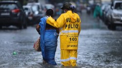 भर पावसात महापालिका कर्मचाऱ्यांची, पोलिस,अग्निशमन जवानांची मुंबईकरांना साथ