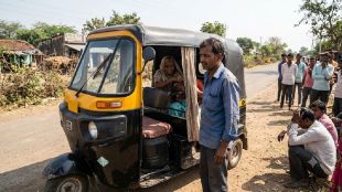 Pregnant woman gives birth in auto after ambulance delay | Mandla MP medical negligence case newborn deaths | रुग्णवाहिका न मिळाल्याने रिक्षातच प्रसूती | मांडला मध्य प्रदेश रुग्णवाहिका उशीर चार बाळांचा मृत्यू