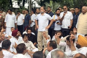 Rahul Gandhi PM Residence Protest in Delhi | Rahul Gandhi Priyanka Gandhi sit in protest outside PM house | राहुल गांधी पंतप्रधानांच्या निवासाबाहेर ठिय्या आंदोलन | दिल्ली पोलीस कारवाई राहुल गांधी निषेध आंदोलन