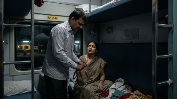 Railway Passenger Compensation consumer court verdict Mumbai Maharashtra | राजधानी एक्सप्रेस चोरी प्रकरण ग्राहक न्यायालय भरपाई