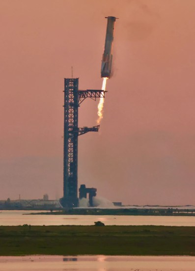 SpaceX-mechanical-chopstick-arms-Starship-rocket-booster