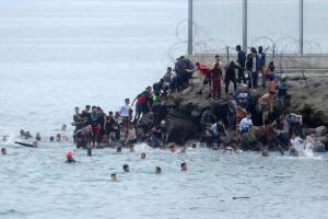 Spain Migrant Crisis Ceuta border updates | Morocco Spain illegal immigrants situation | स्पेनमधील स्थलांतरित संकट सेउटा सीमा | स्पेन सैन्य गोळीबार मोरोक्को बातमी