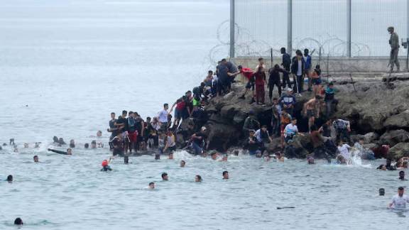 Spain Migrant Crisis Ceuta border updates | Morocco Spain illegal immigrants situation | स्पेनमधील स्थलांतरित संकट सेउटा सीमा | स्पेन सैन्य गोळीबार मोरोक्को बातमी