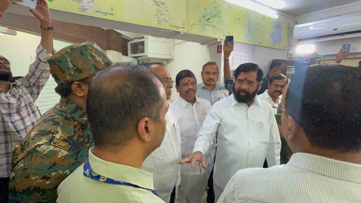 https://images.loksattaimg.com/2026/07/thane-unauthorized-hoardings-removal-eknath-shinde-order-structural-audit.jpg
