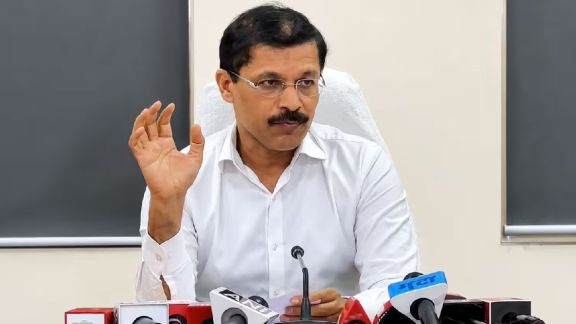 FDA Commissioner Tukaram Mundhe press conference on milk adulteration | New FDA Maharashtra guidelines for pure milk supply | अन्न व औषध प्रशासन आयुक्त तुकाराम मुंढे दूध भेसळ कारवाई