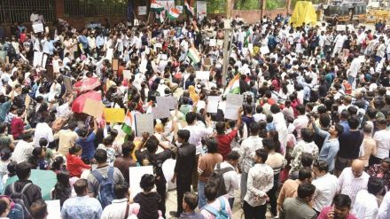 दिल्लीतील जंतरमंतरवर विद्यार्थ्यांवर लाठीचार्ज; नीट पेपर फुटीप्रकरणी शिक्षण मंत्र्यांच्या राजीनाम्याची मागणी तीव्र