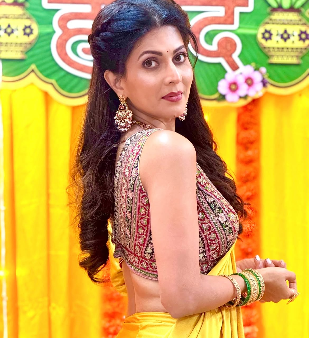 Maadhavi Nemkar saree look viral