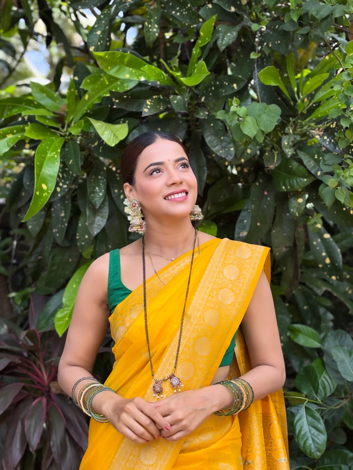 Pratiksha Mungekar maroon saree photos