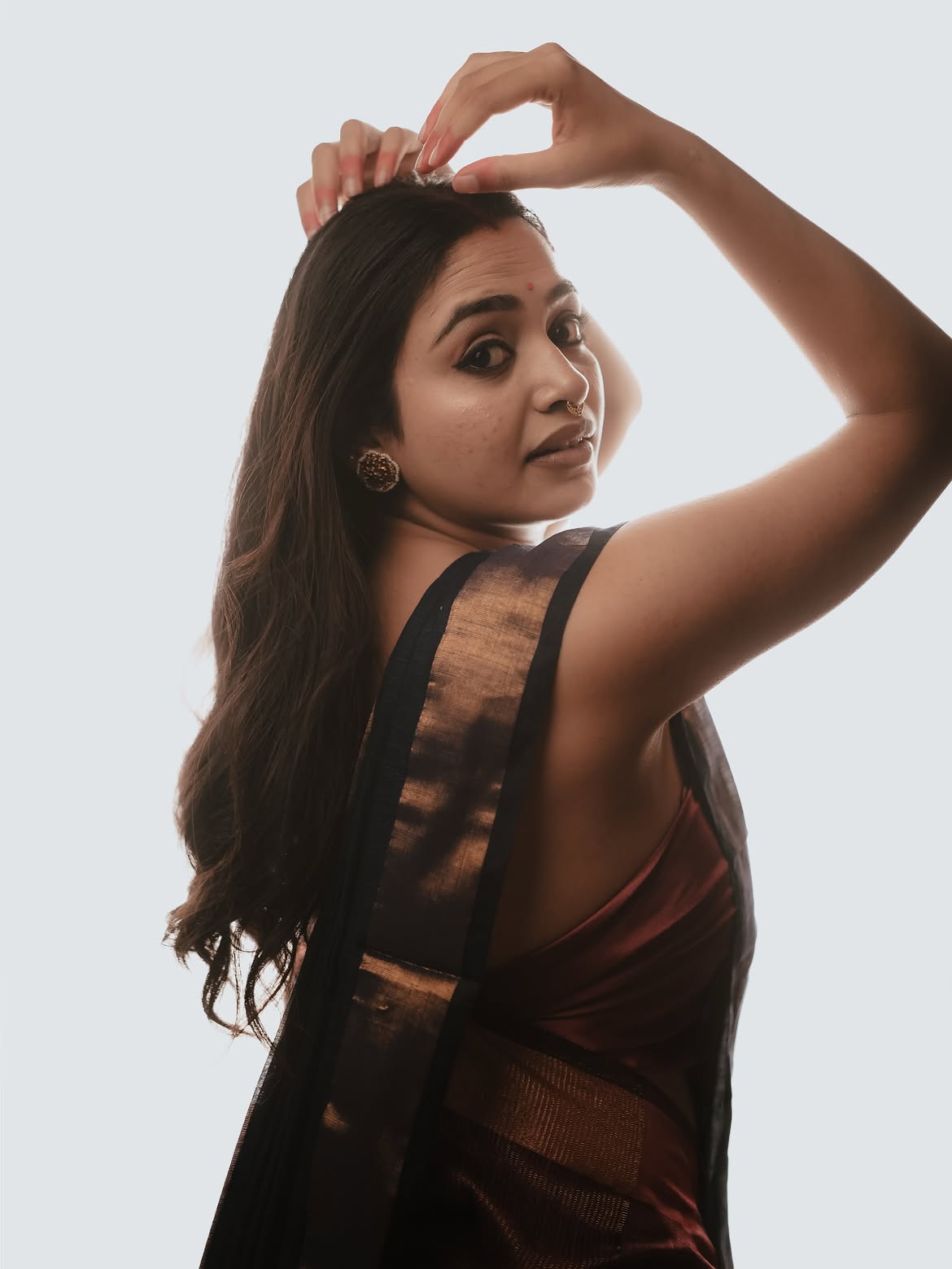 Pratiksha Shiwankar saree photoshoot without blouse