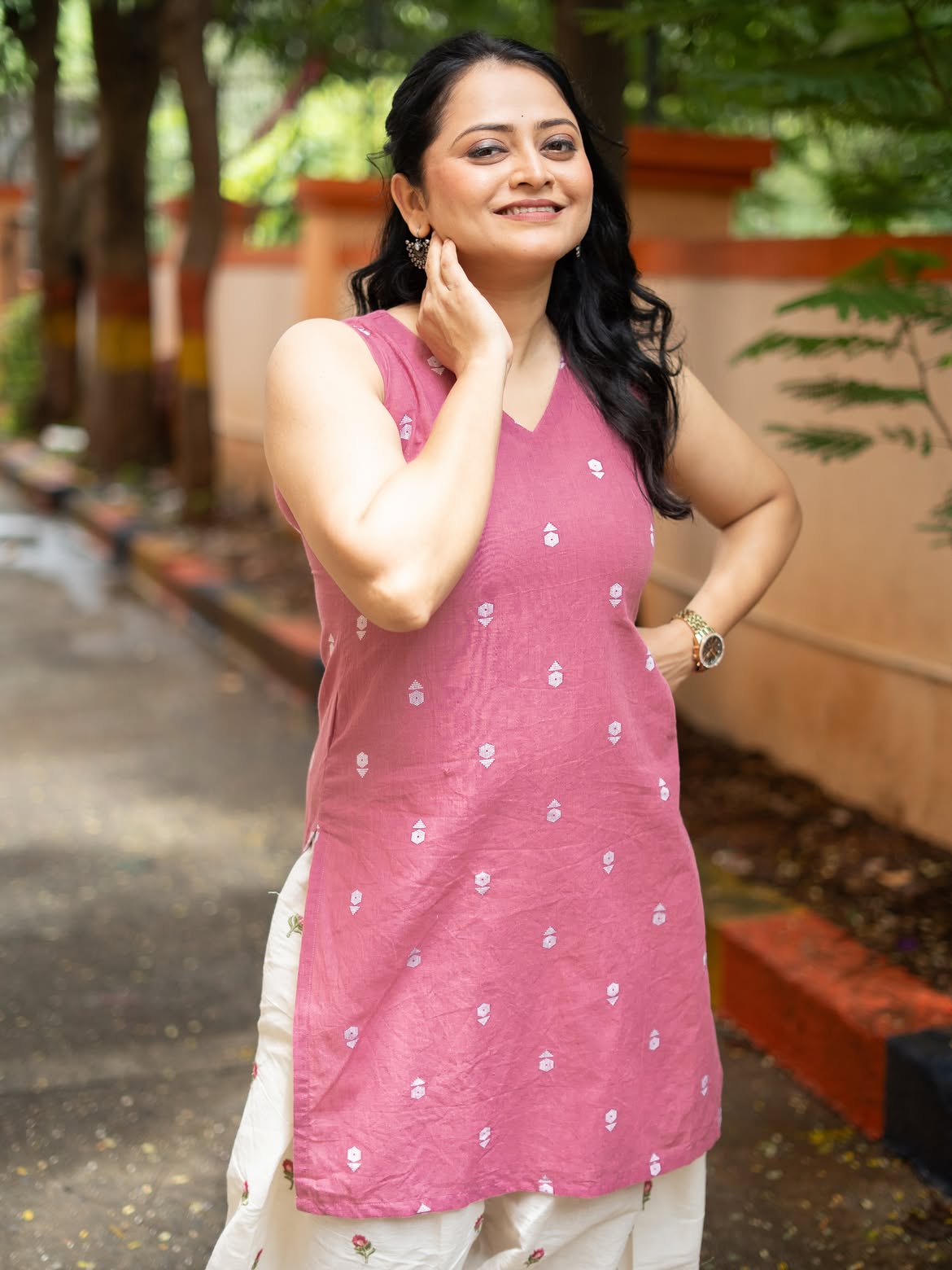 monika dabade pink kurti look