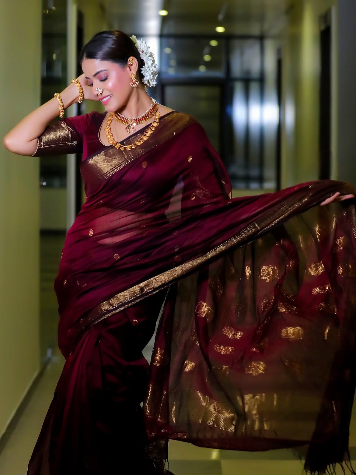 Pratiksha Mungekar maroon saree photos