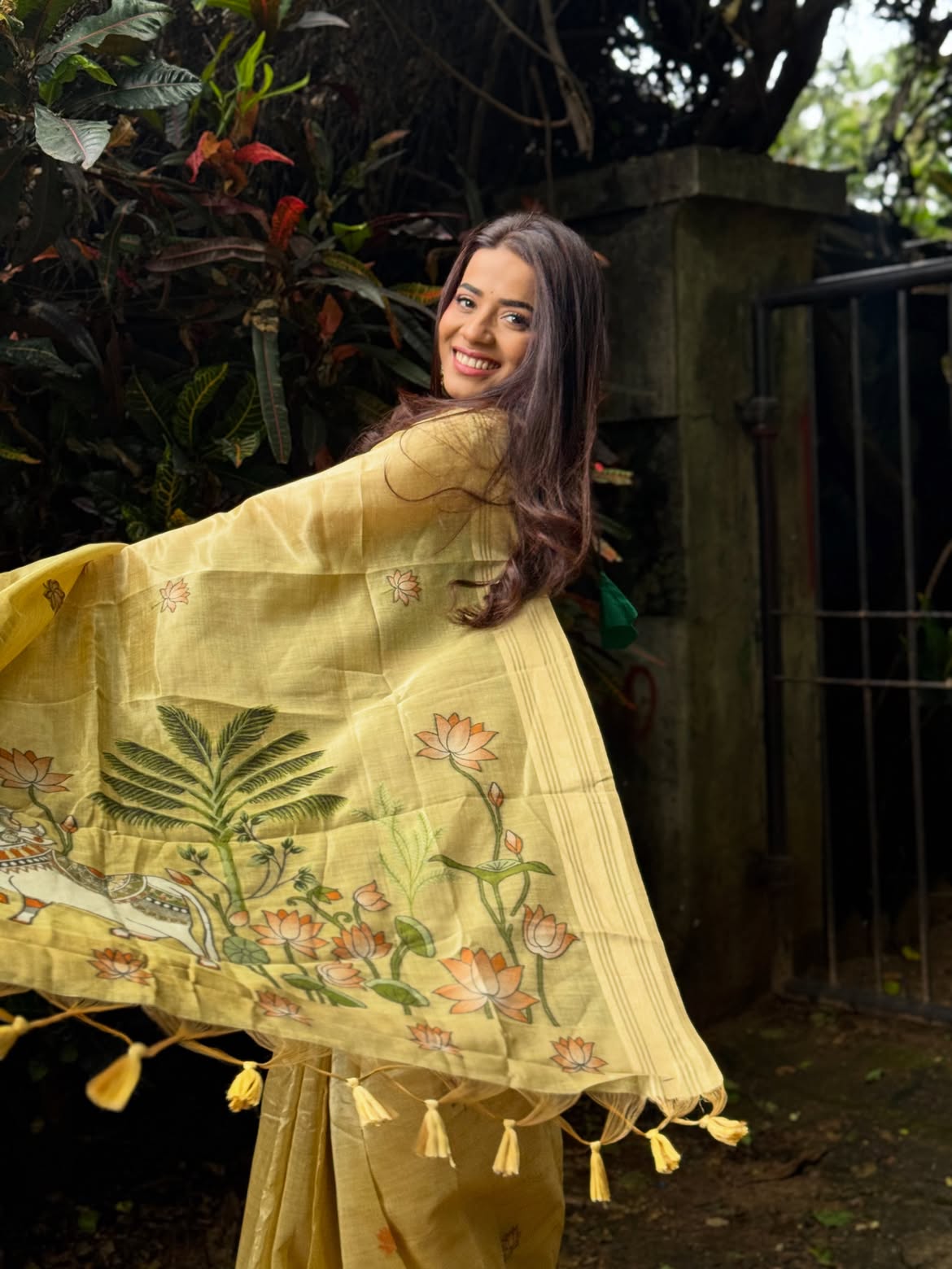 Pratiksha Mungekar yellow saree photos