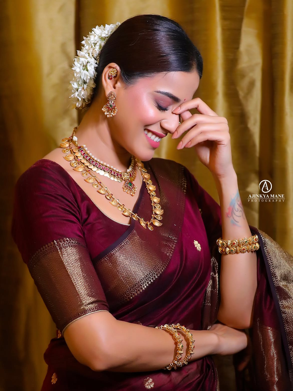 Pratiksha Mungekar maroon saree photos