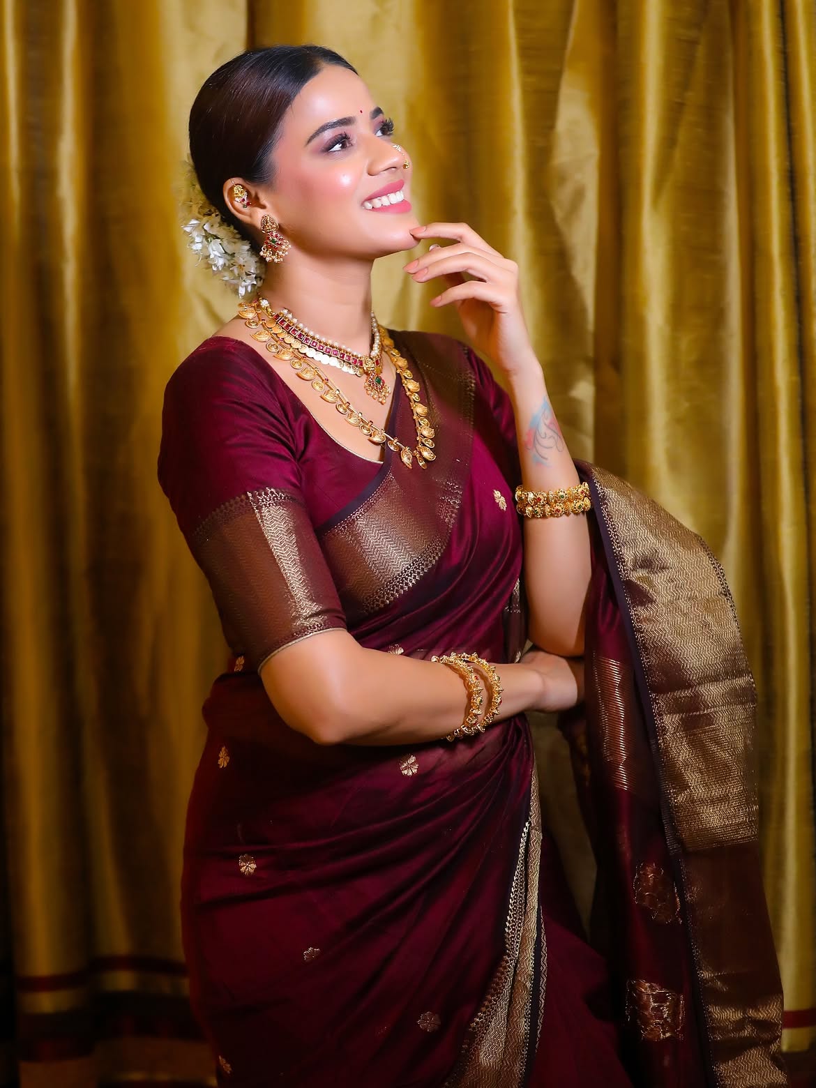 Pratiksha Mungekar maroon saree photos