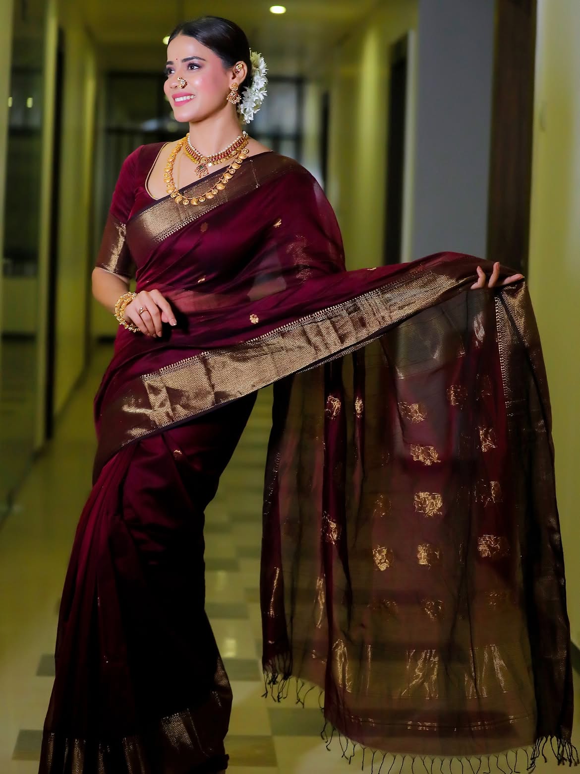 Pratiksha Mungekar maroon saree photos