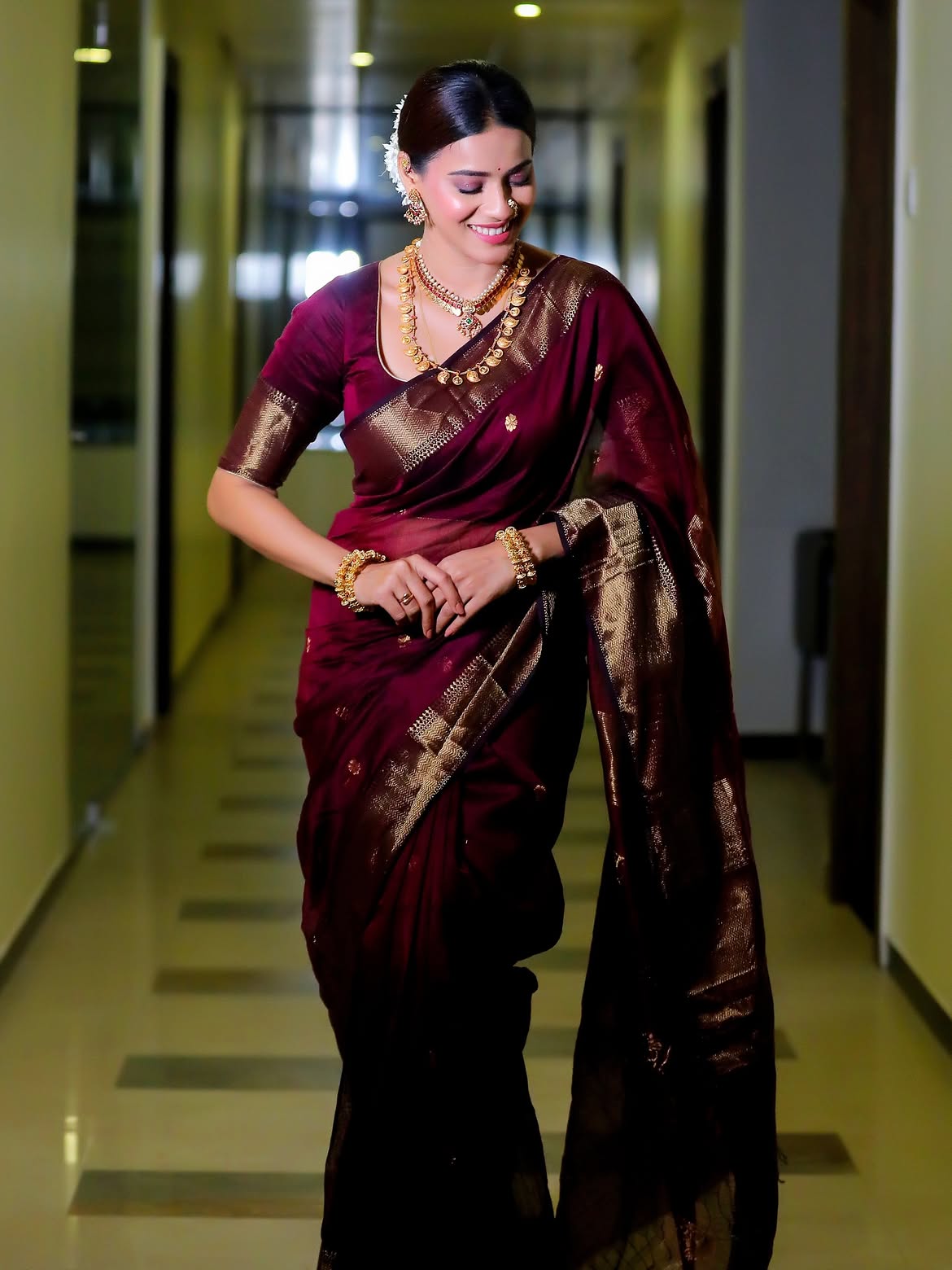 Pratiksha Mungekar maroon saree photos