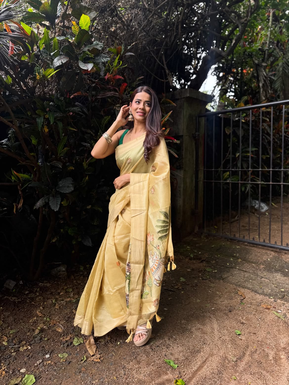 Pratiksha Mungekar yellow saree photos