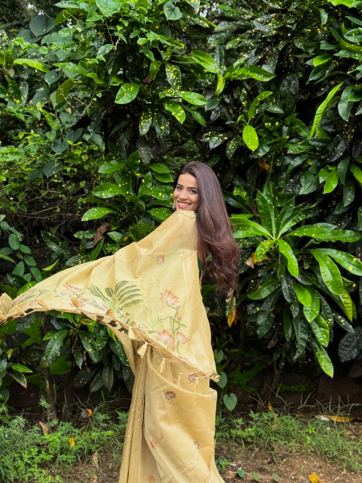 Pratiksha Mungekar yellow saree photos
