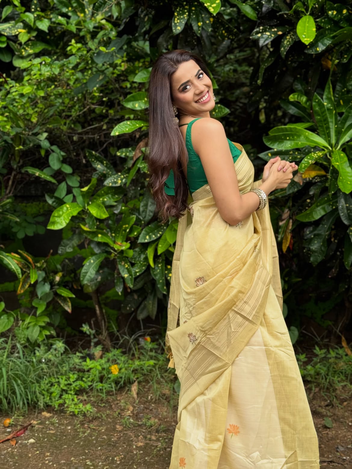 Pratiksha Mungekar yellow saree photos