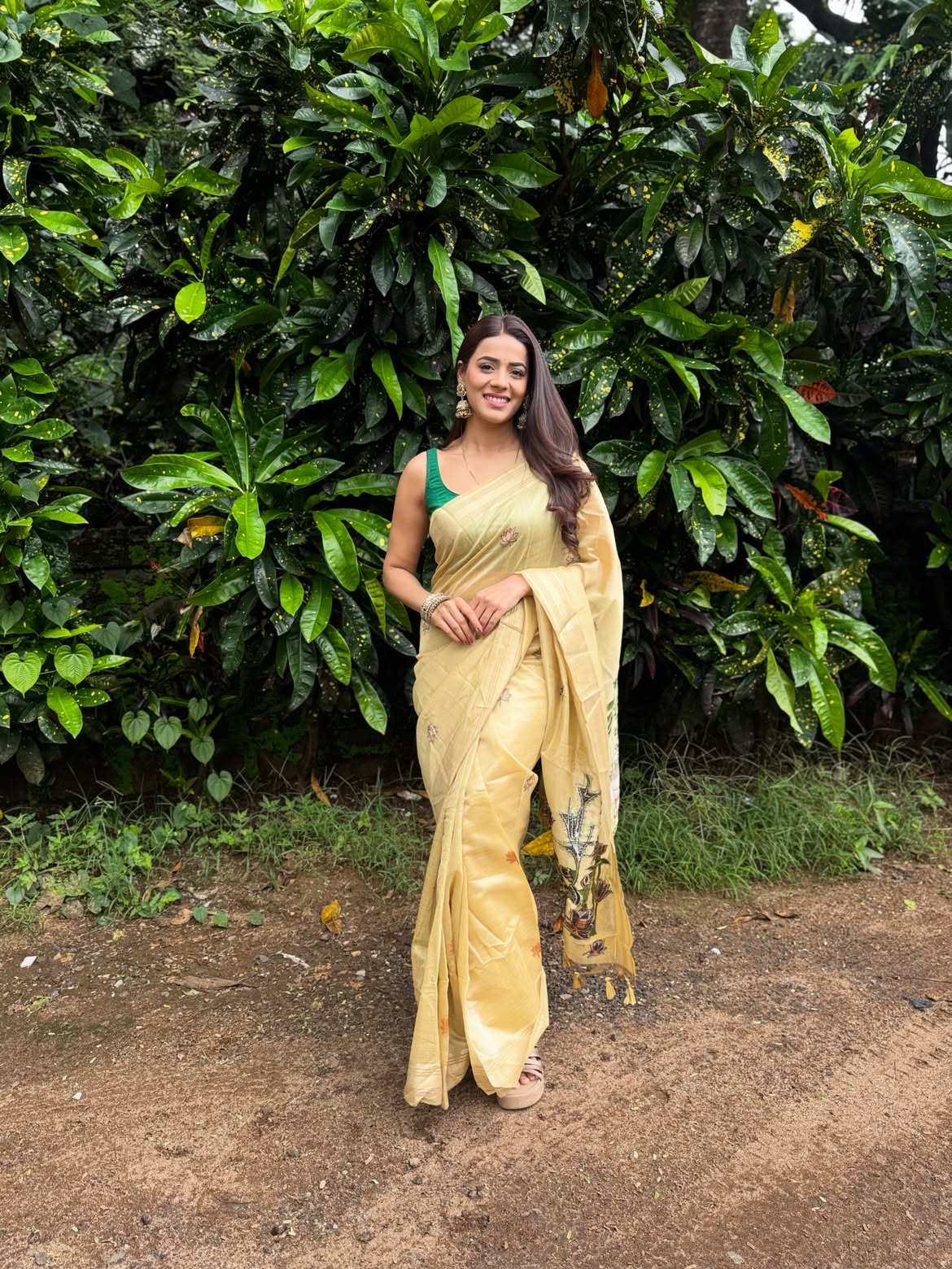 Pratiksha Mungekar yellow saree photos