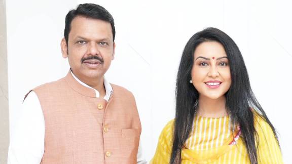 What Amruta Fadnavis Said About Devendra Fadnavis?