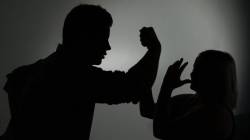 हनिमूनला गेलेल्या पत्नीला मासिक पाळी आली, पतीने गळा दाबत केली मारहाण; कुठे घडली घटना?